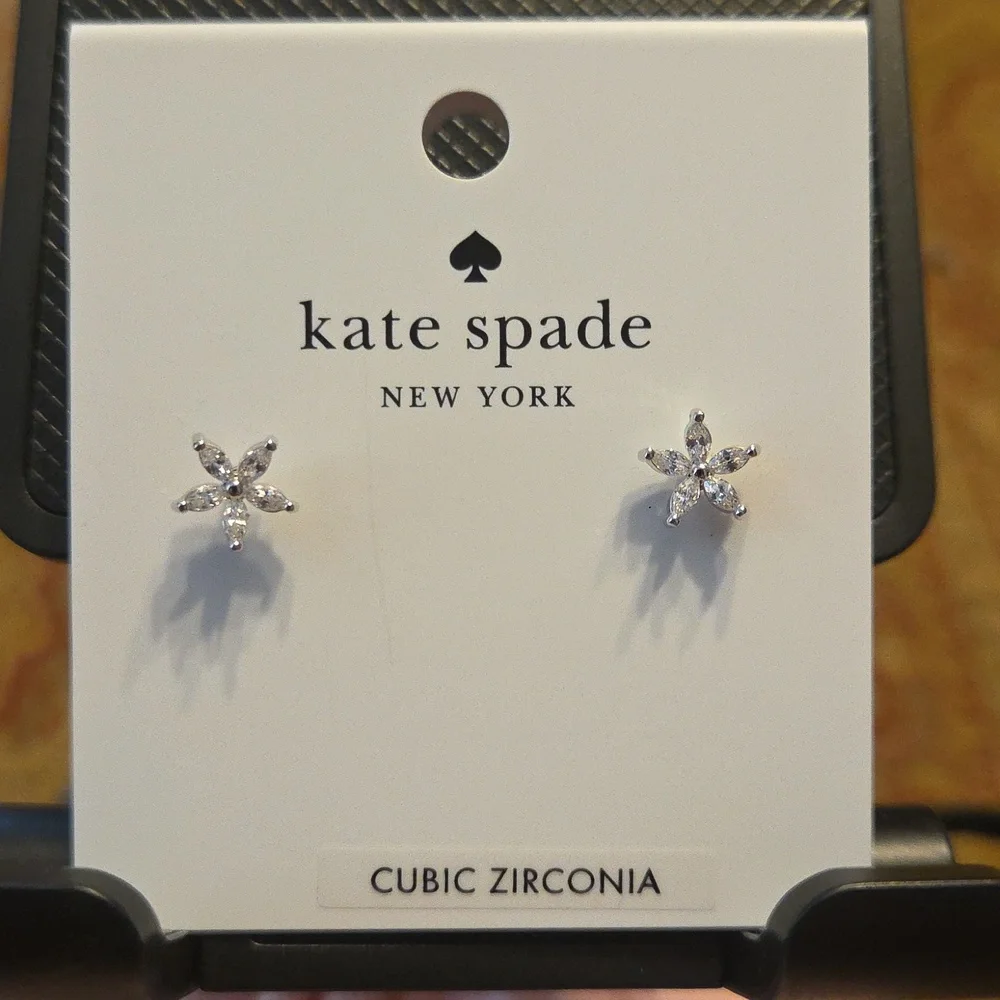 Kate Spade NWT Star Earrings - Shimmering Silver $39 Retail w/pink pouch - Picture 2 of 6